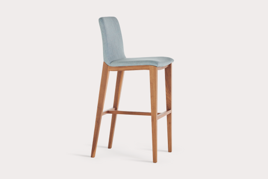 Pohodlná barová židle z masivu. Kvalitní český nábytek. Vyrobeno rodinnou firmou SITUS.