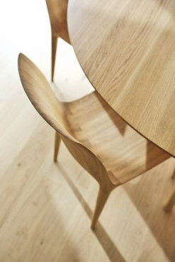 Celodřevěná židle Figure vyrobena z masivního dubového dřeva. Ručně dobrušované detaily. Ošetřena barveným olejem. Český designový nábytek od rodinné 
