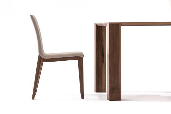 Kvalitní čalouněná židle a stůl z masivu. Luxusní nábytek. Vyrobeno českou rodinnou firmou SITUS.