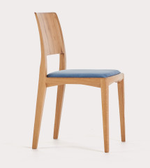 Kvalitní čalouněná jídelní židle. Nábytek z masivu. Vyrobeno českou rodinnou firmou SITUS.