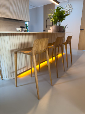 Designové barové židle z masivu. Vyrobeno českou rodinnou firmo SITUS.