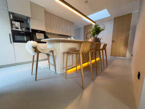 Designové barové židle z masivu. Vyrobeny českou rodinnou firmou SITUS.