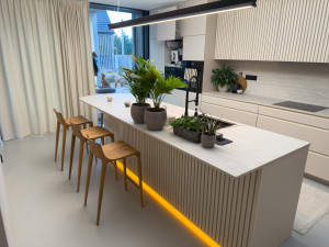 Designové barové židle z masivu. Vyrobeno českou rodinnou firmo SITUS.
