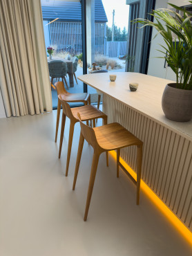 Designové barové židle z masivu. Vyrobeno českou rodinnou firmo SITUS.