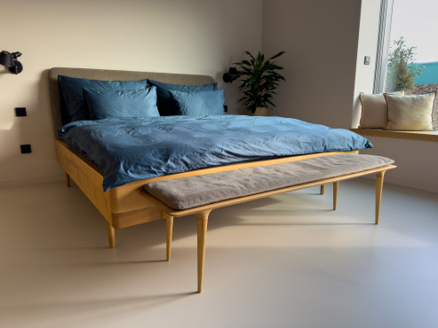 Designová postel z masivu. Vyrobena českou rodinnou firmou SITUS.