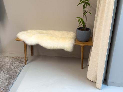 Designová lavice z masivu. Vyrobena českou rodinnou firmou SITUS.
