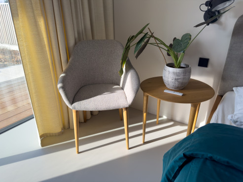 Designové křeslo a konferenční stolek kulatý z masivu. Vyrobeno českou rodinnou firmou SITUS.