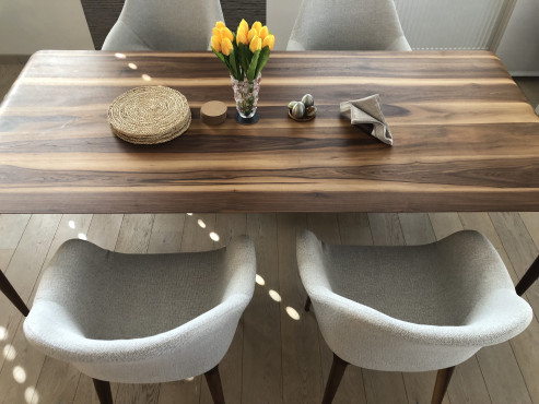 Masivní ořechový stůl Figure. Pohodlná křesla. Kvalitní nábytek. Vyrobeno českou rodinnou firmou SITUS.