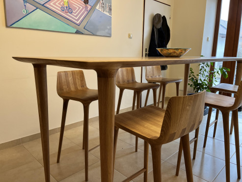 Designový barový stůl a barové židle. Luxusní nábytek z masivu. Vyrobeno českou rodinnou firmou SITUS.