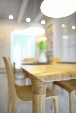 Celodřevěná židle a stůl Figure z masivního olejovaného dubu. Ručně dobrušované detaily. Designový nábytek od české rodinné firmy.
