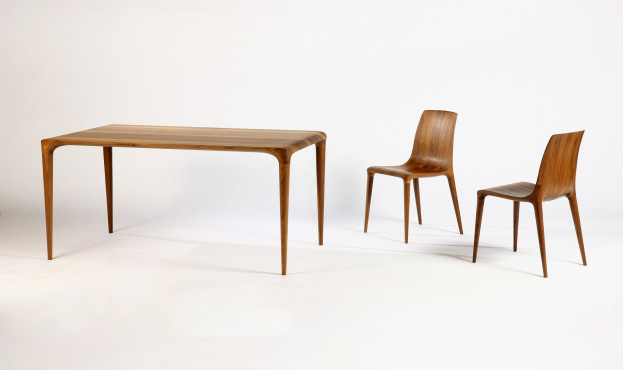 Masivní designový set židle a stolu Figure. Vyrobené z ořechu s ručně dobrušovanými detaily. Vyrobené rodinnou firmou SITUS.
