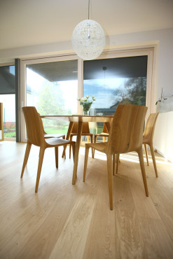 Celodřevěná židle Figure z masivního dubového dřeva. Ručně dobrušované detaily. Český designový nábytek od rodinné firmy.