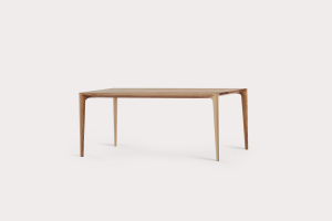 Konferenční stolek Free vyroben z masivního dřeva s ručně dobrušovanými detaily. Vyrobené rodinnou firmou SITUS.