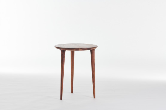 Kulatý konferenční stolek z masivu. Designový nábytek. Luxusní konferenční stolek. Vyrobenou českou rodinnou firmou SITUS.