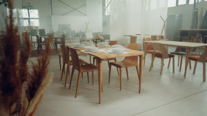 Židle a stůl Figure z masivního dřeva. Vyrobeno v České republice rodinnou firmou SITUS.