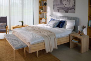 Masivní postel Handmade s nočními stolky a lavicí. Vyrobené z jasanu.