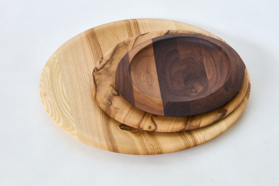Serving plates from massive wood. Produced by czech company SITUS.