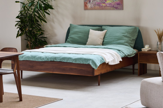 Masivní postel Handmade s nočními stolky a lavicí. Vyrobené z ořechu.