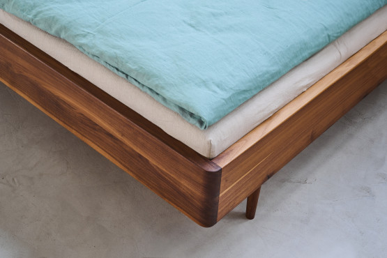 Celomasivní postel z kolekce Handmade. Včetně masivního roštu a matrací SITUS.