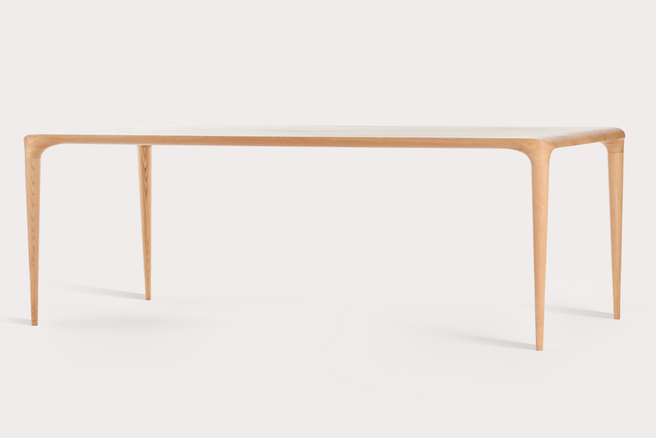 Masivní designový jídelní stůl Figure. Vyroben z masivního jasanu. Vyroben českou rodinnou firmou SITUS.