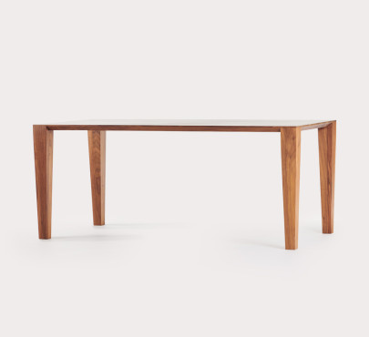 Masivní dewsignový stůl Zono s ručně dobrušovanými detaily. Vyrobené českou rodinnou firmou SITUS.