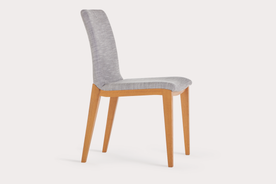 Pohodlná čalouněná židle z masivu. Kvalitní český nábytek. Vyrobeno rodinnou firmou SITUS.