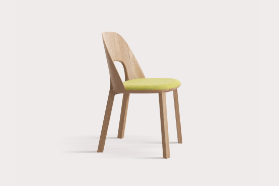 Masivní designová židle Maya s pohodlným čalouněným sedákem. S ručně dobrušovanými detaily. Vyrobené českou rodinnou firmou SITUS.