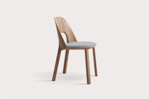 Masivní designová židle Maya s pohodlným čalouněným sedákem. S ručně dobrušovanými detaily. Vyrobené českou rodinnou firmou SITUS.